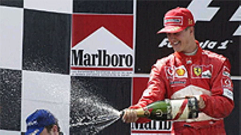 Schumi suihkuttaa, Alonsolla samppanjaa silmissä, Photo: Clive Mason