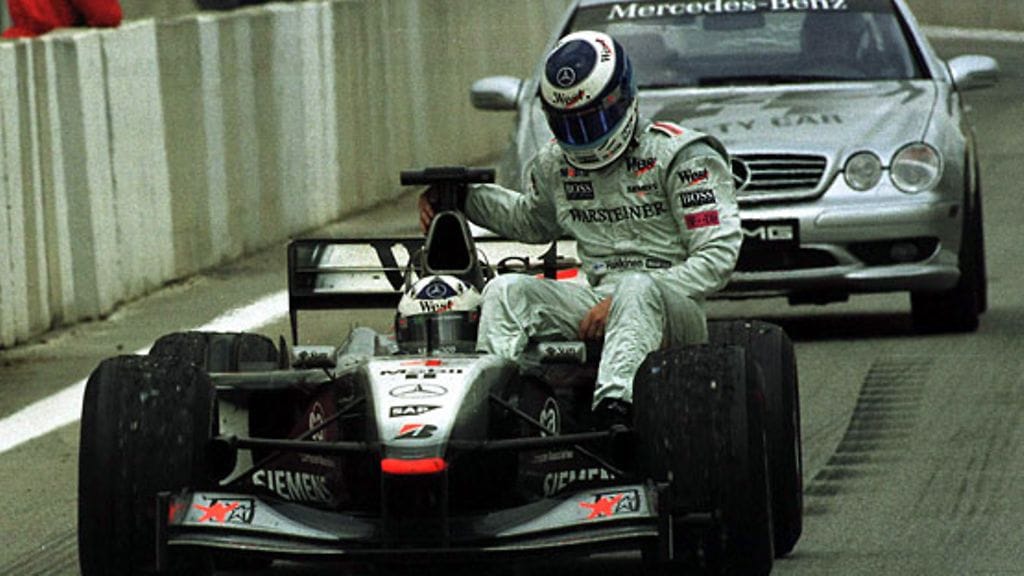 Keskeyttänyt Häkkinen sai kyydin varikolle David Coulthardilta.