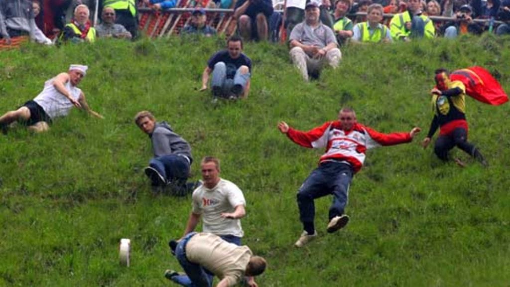 Cheese rolling -kilpailuissa riittää vauhtia ja vaarallisia tilanteita!