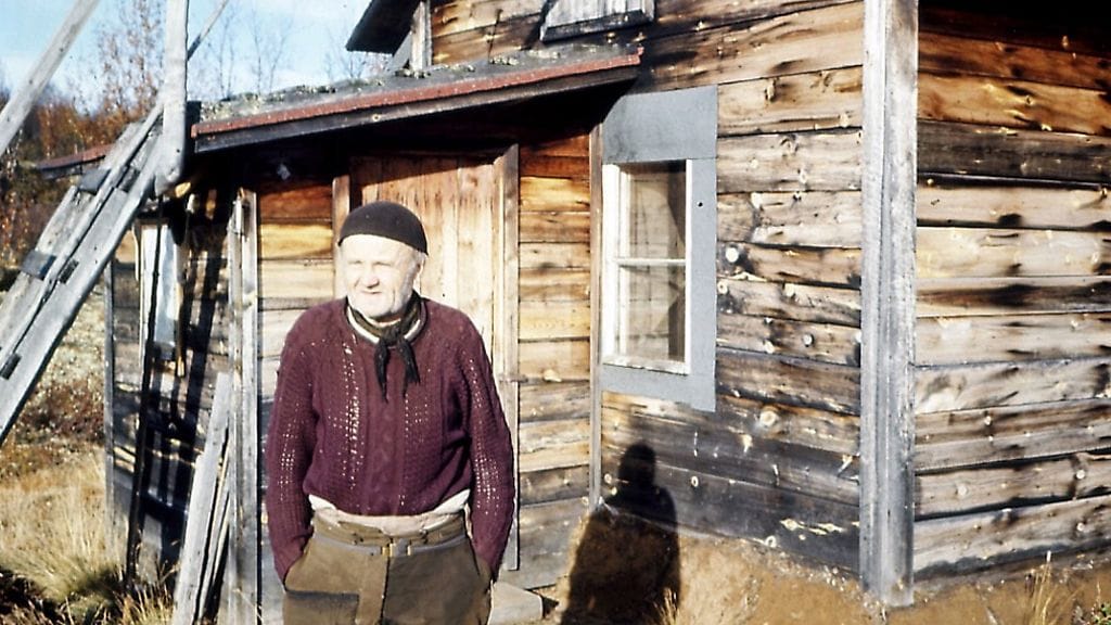 Jaakko Isola kämppänsä edessä syksyllä 1977.