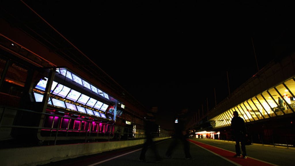 Red Bullin johtokeskus varikkomuurilla iltavalaistuksessa.