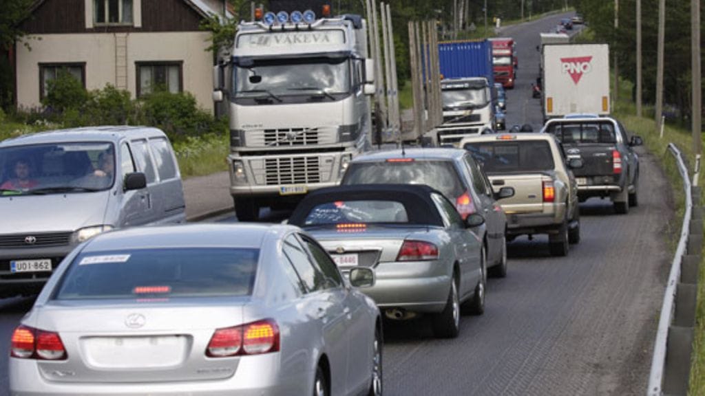 Juhannuksen menoliikennettä Luumäellä vuonna 2008. Paikkakunnalla tehtiin vime vuonna toiseksi eniten liikennerikoksia.