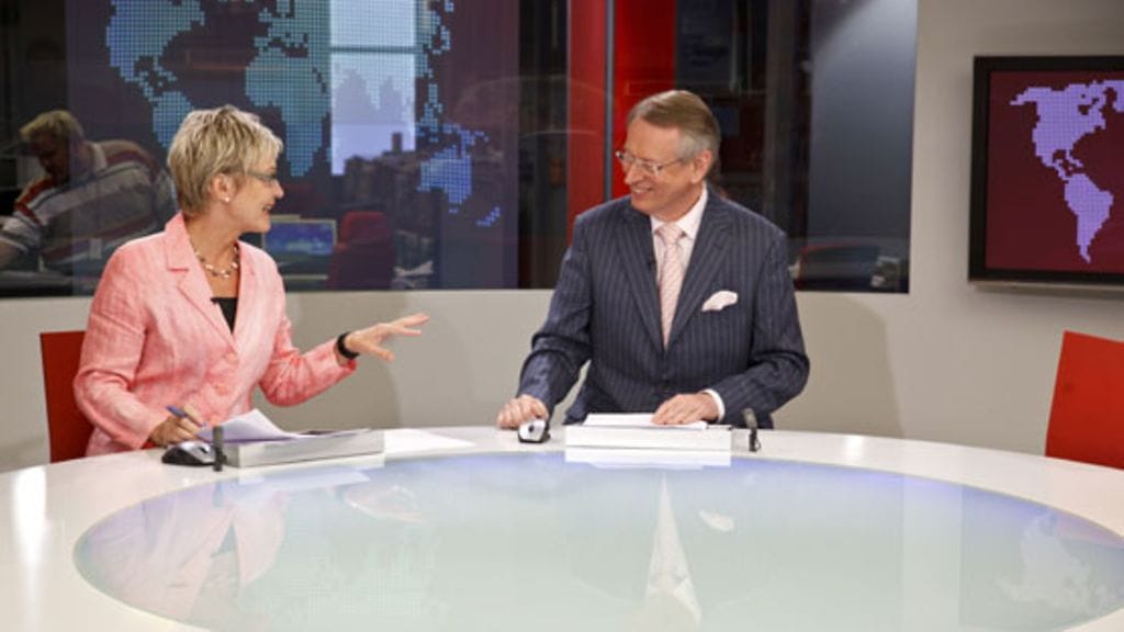 Pirjo Nuotio ja Urpo Martikainen Maikkarin uutisstudiossa ennen Martikaisen eläkkeellejääntiä.