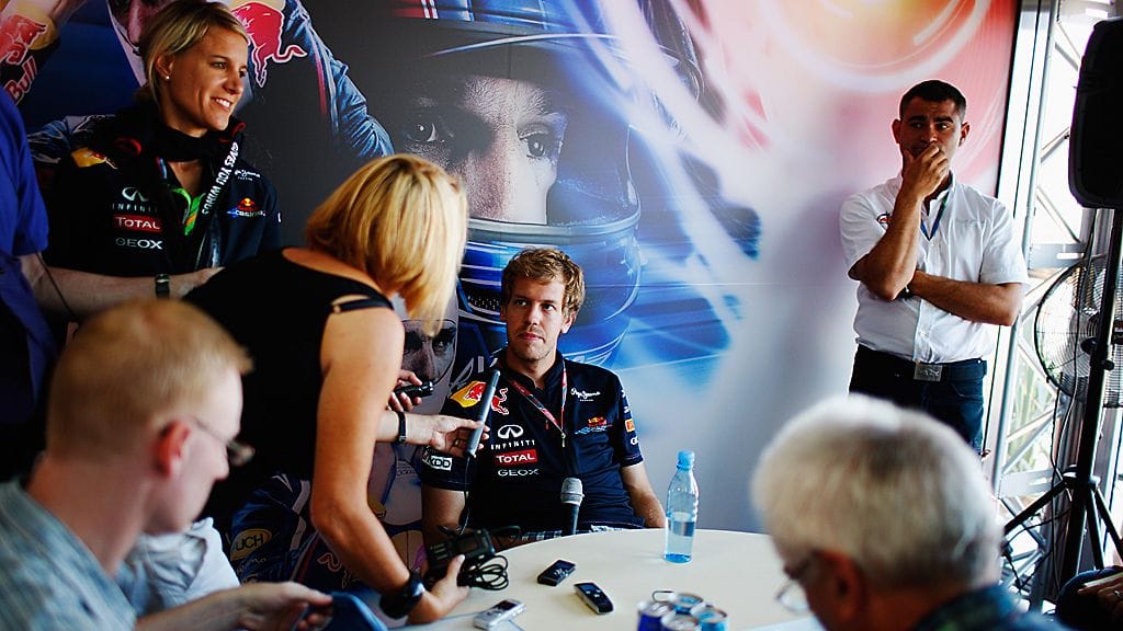 Sebastian Vetteliä haastatellaan Valenciassa. Kuvan toimittajat eivät liity pusuepisodiin.