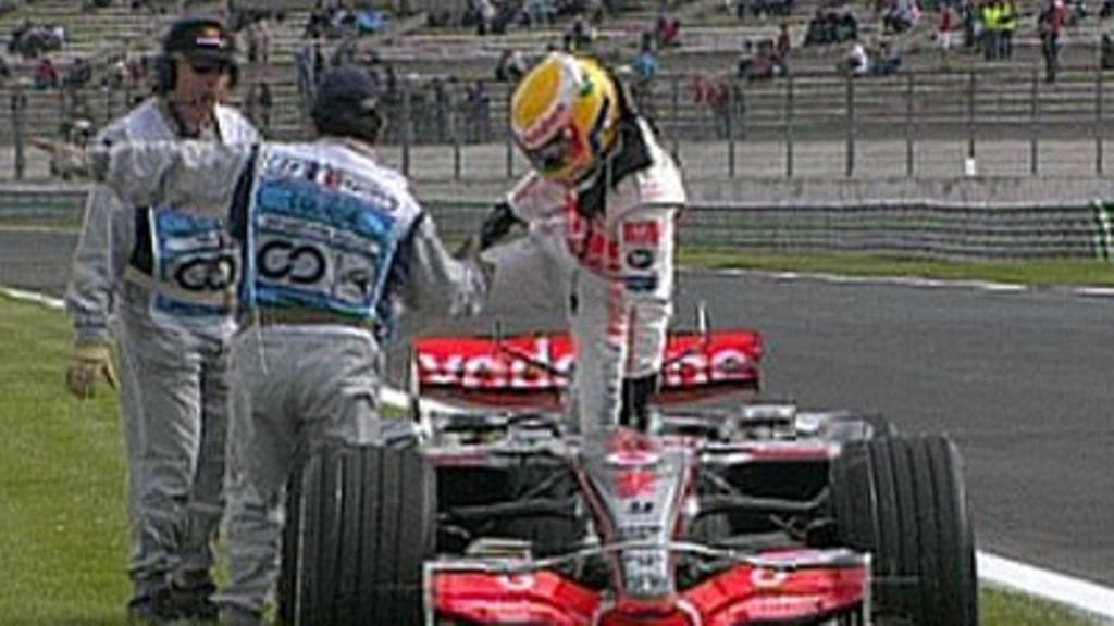 Lewis Hamilton nousee autostaan, kuva: MTV3