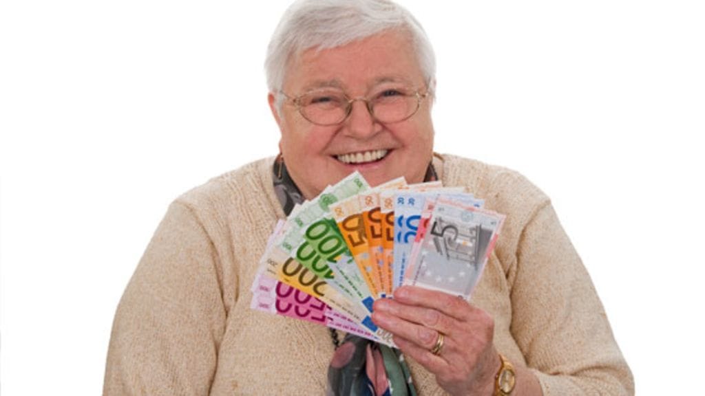 Varallisuusvalmentaja kehottaa pitämään säästössä jopa kahden vuoden kiinteiden kulujen verran rahaa.