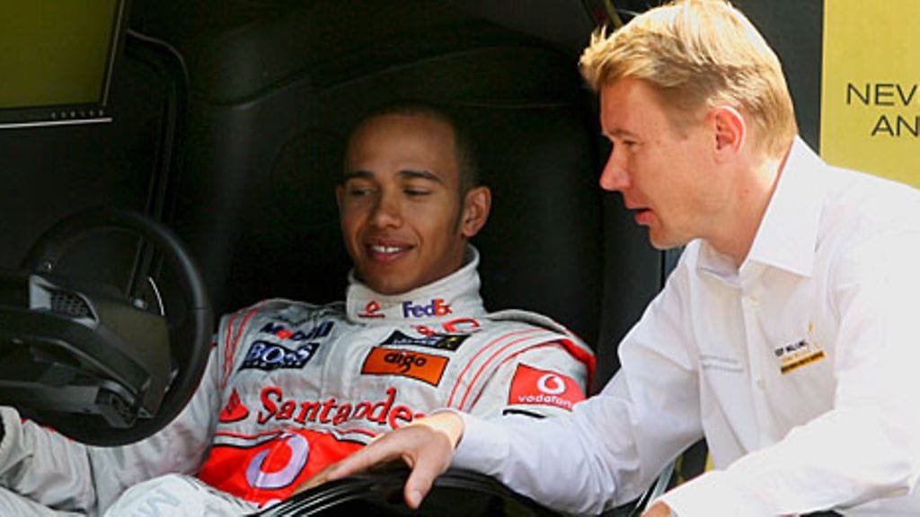 Lewis Hamilton ja Mika Häkkinen, kuva:EPA/STRINGER