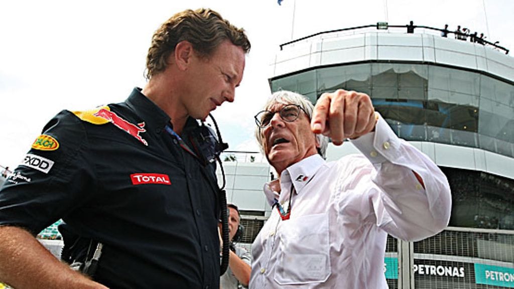 Bernie Ecclestone jutustelee Christian Hornerin kanssa Malesiassa. Kuva: Srdjan Suki/EPA.