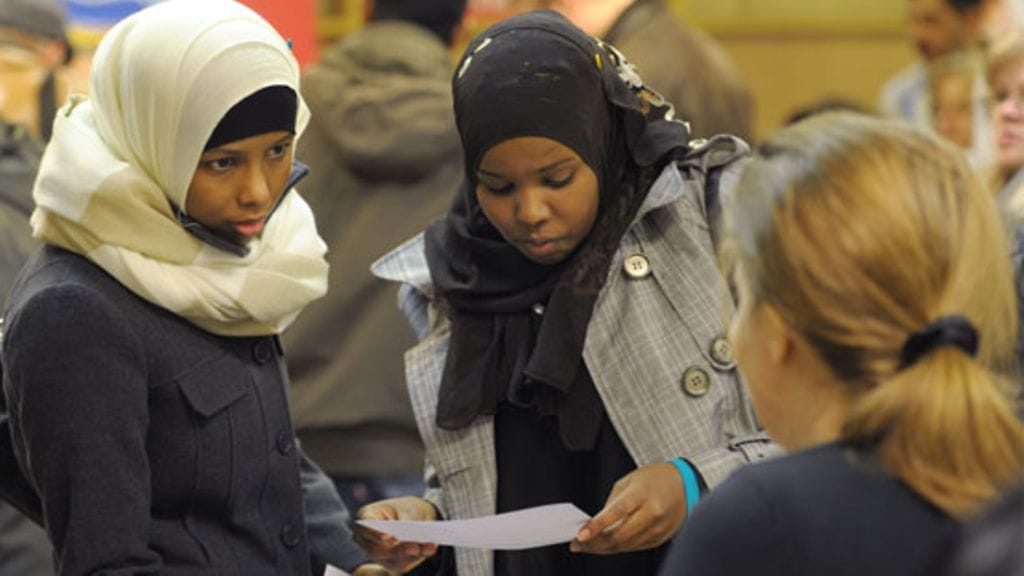 Maahanmuuttajat työtorilla Tikkurilassa lokakuussa 2011.