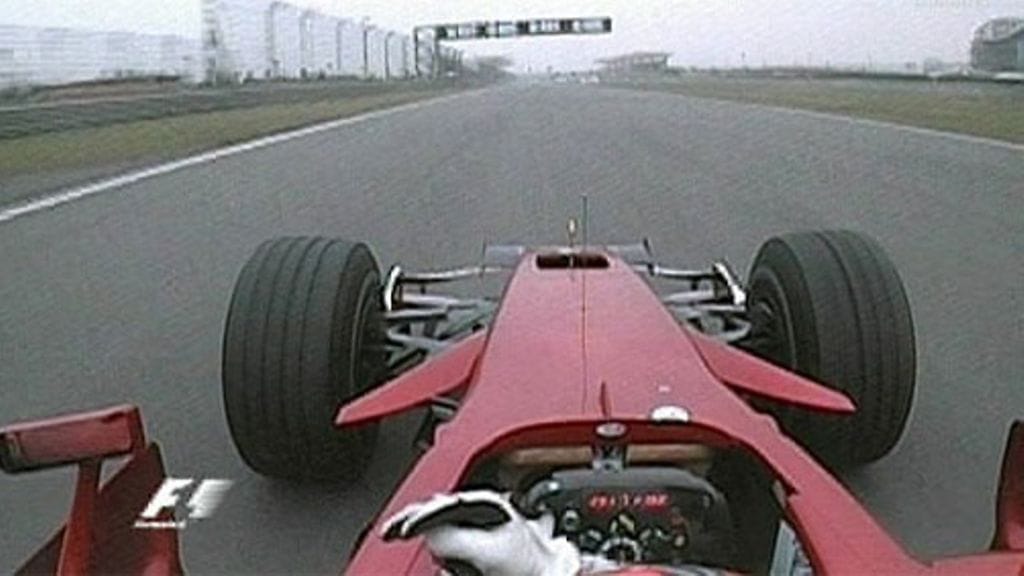 Kimi Räikkönen näyttää sormimerkkejä Fisichellalle, kuva: MTV3