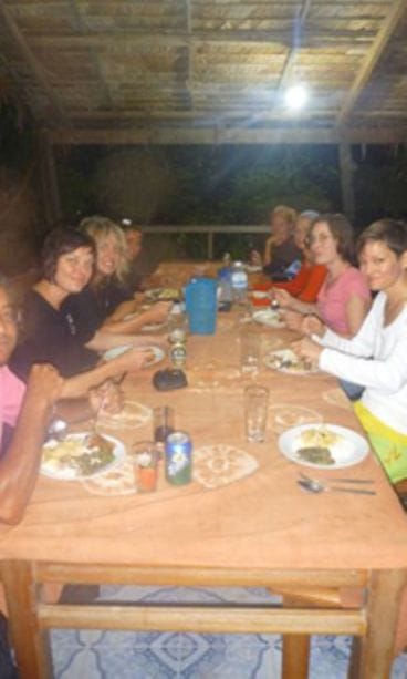 Vapaaehtoistyöntekijät yhteisellä päivällisellä kylässä.