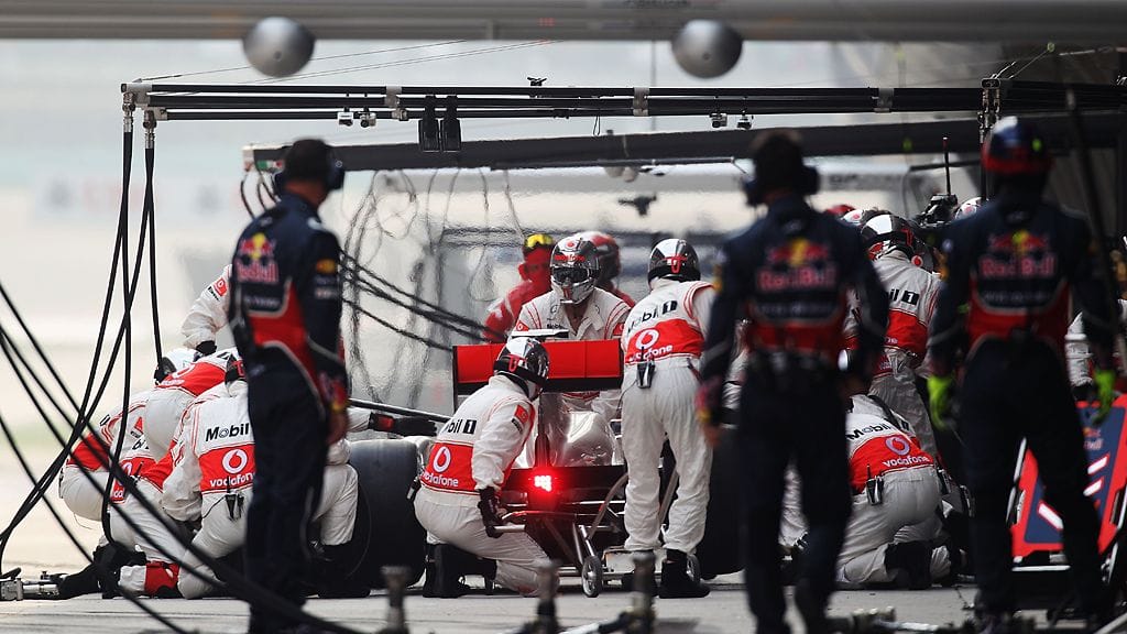 Jenson Button nyt oikeassa varikkoruudussa.