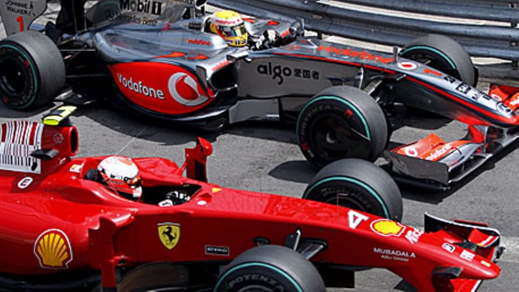 Kimi Räikkönen ja Lewis Hamilton, kuva: EPA/ROBERT GHEMENT