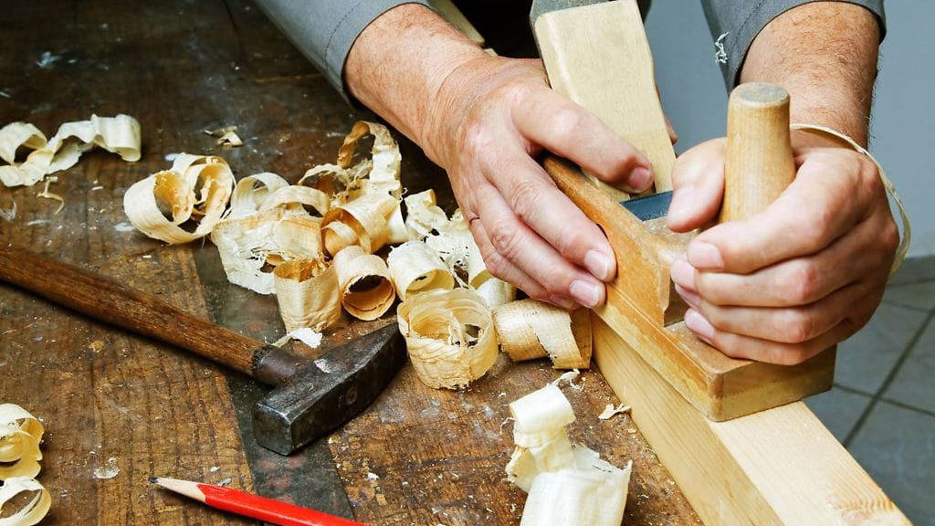 Kaj Kalin toivoo, että suomalaiset pienyrittäjiä tuettaisiin ja esimerkiksi mahdollisuudet hyvään kalusteteollisuuteen hyödynnettäisiin. Kuvituskuva.