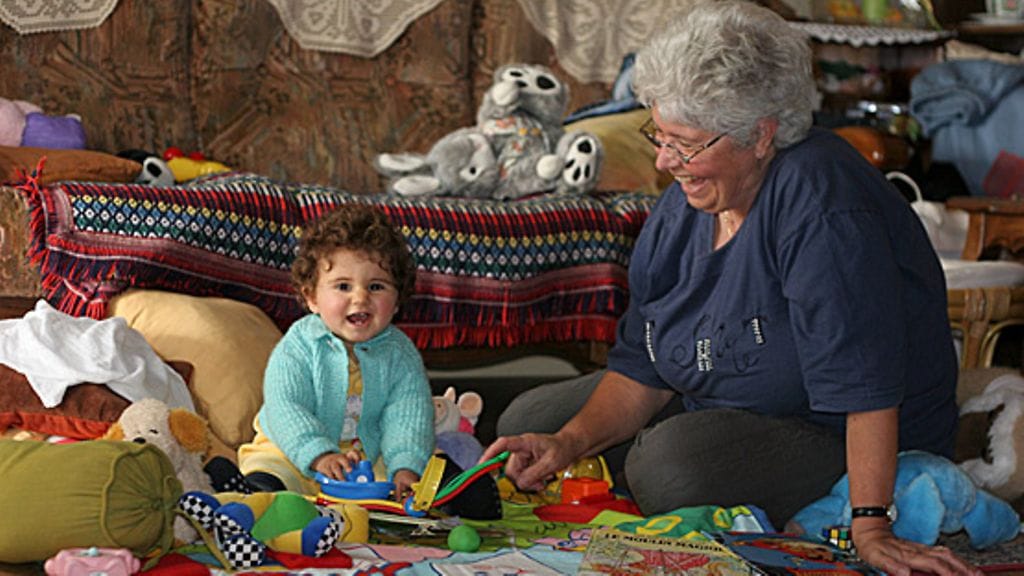 Isovanhemmat haluaisivat viettää enemmän aikaa lapsenlapsien kanssa.