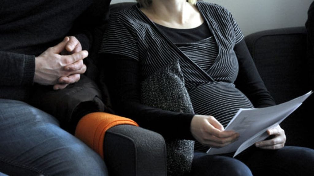 Moni synnyttäjä saapuu sairaalaan toivelista mukanaan. Kuvituskuva.