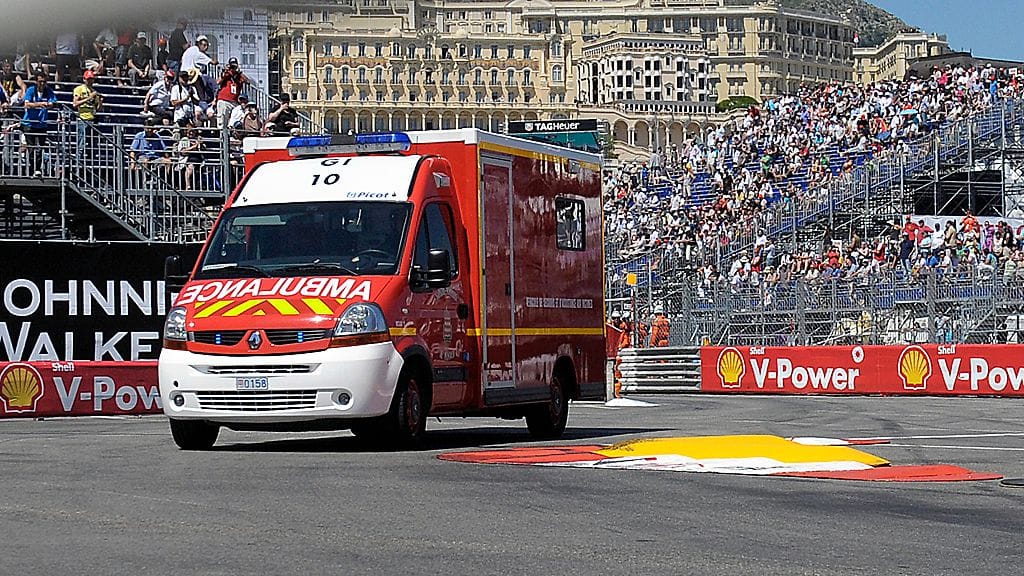 Sergio Pereziä kuljetetaan sairaalaan Monacon GP:ssä.