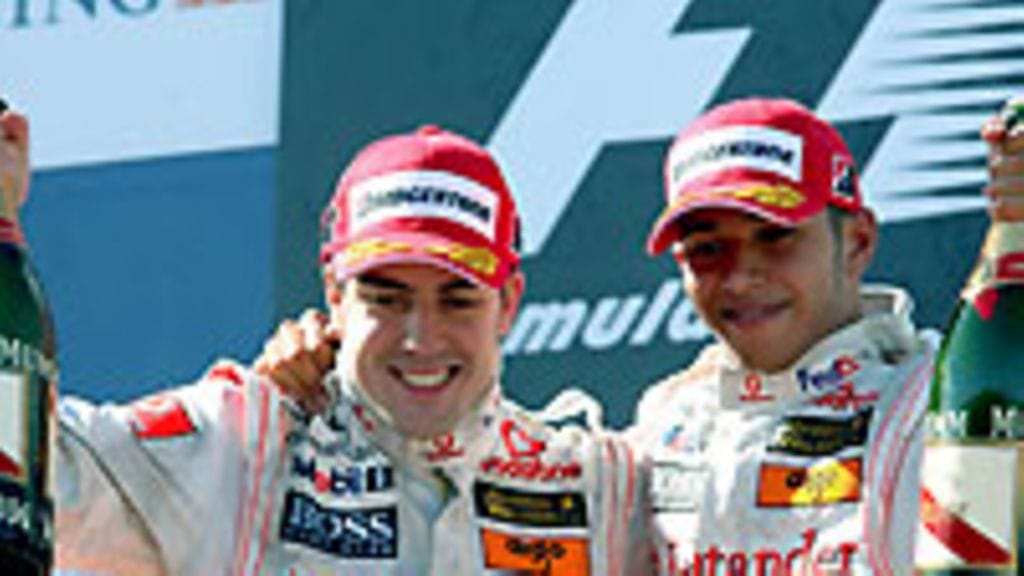 Fernando Alonso ja Lewis Hamilton (Kuva: EPA/KERIM OKTEN)