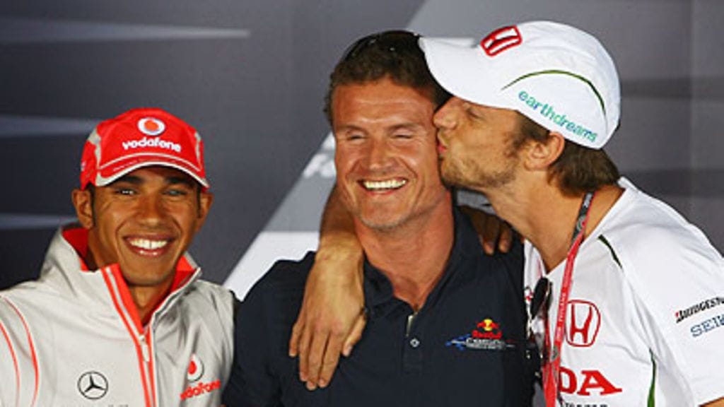 David Coulthard Lewis Hamiltonin ja Jenson Buttonin syleilyssä. Kuva: Paul Gilham/GETTY.
