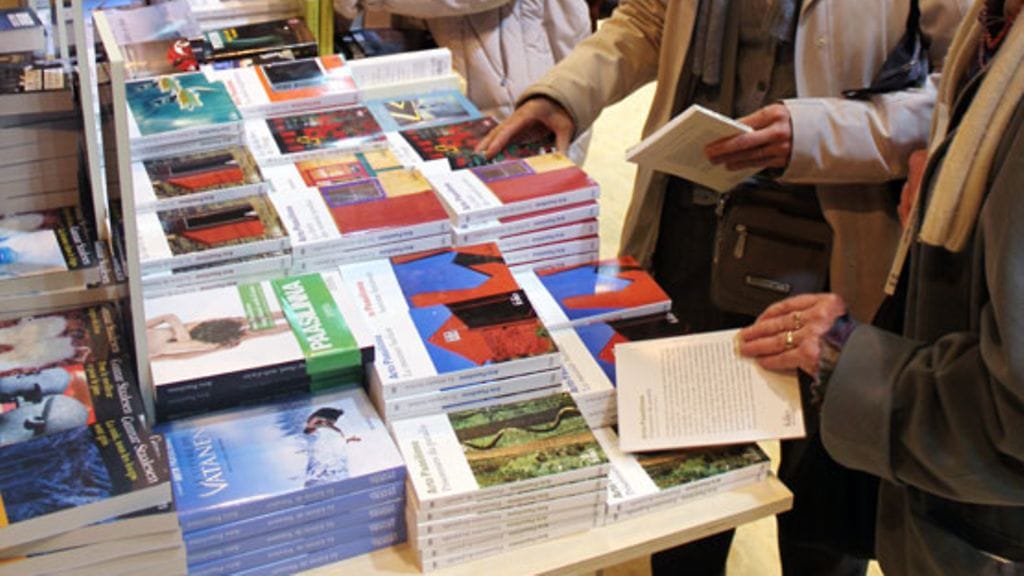 Ihmiset selasivat Arto Paasilinnan kirjoja Pariisin kirjamessuilla vuonna 2011.