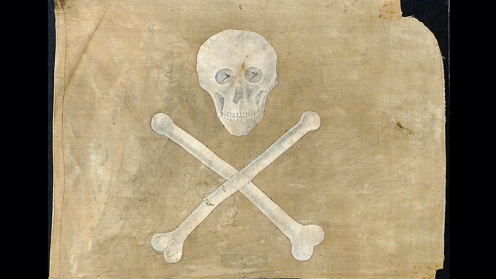 Tällainen on aito merirosvolippu, jota voit ihailla Ahvenanmaan merenkulkumuseossa.