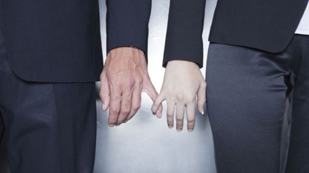 Ihastuksen kohteesta voi olla vaikea pitää näppinsä erossa.