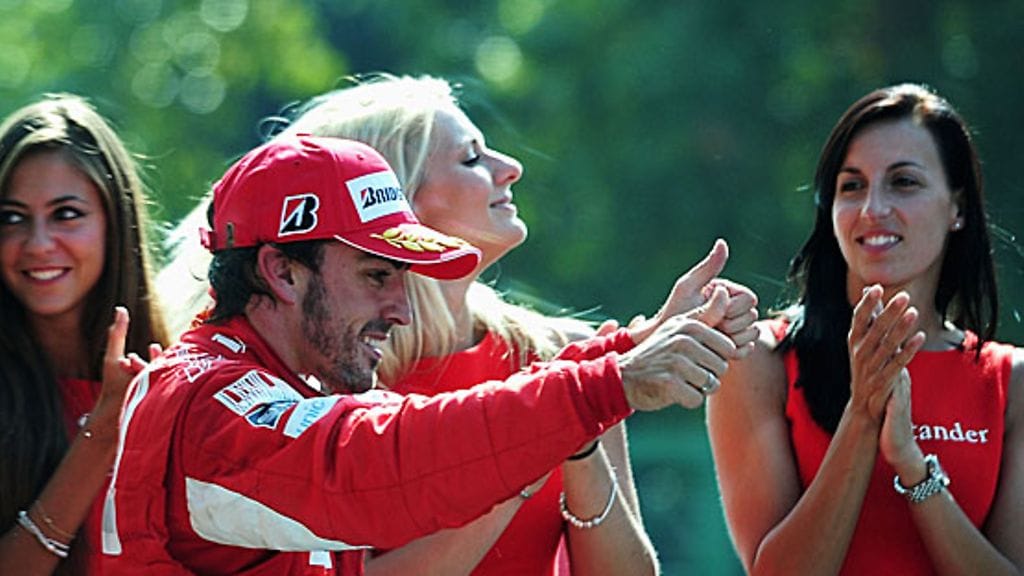 Fernando Alonso yhtä hymyä Monzassa. Kuva: Clive Mason/GETTY.