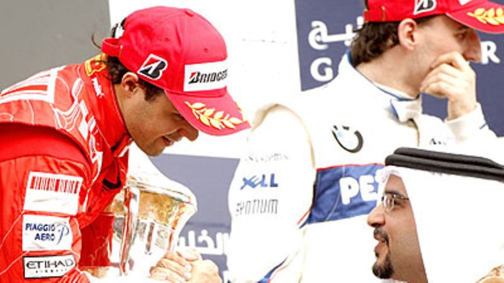 Bahrainin kruununprinsi Salman Bin Hamad Al Khalifa onnittelee Felipe Massaa voitosta, kuva: EPA/KERIM OKTEN