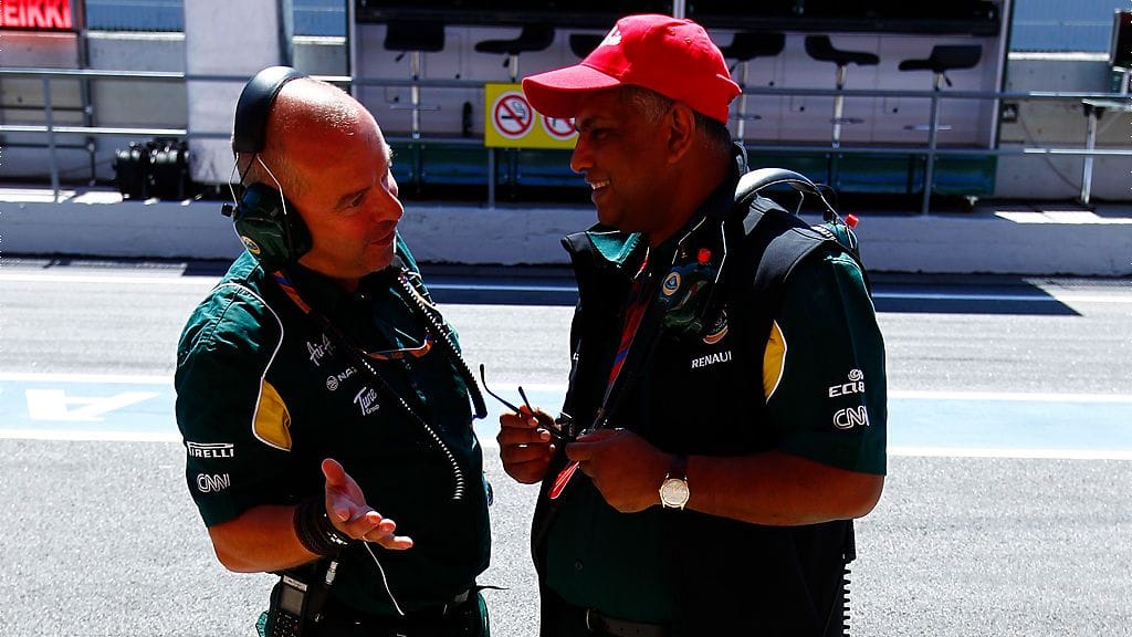 Team Lotuksen tekninen johtaja Mike Gascoyne ja tallipäällikkö Tony Fernandes