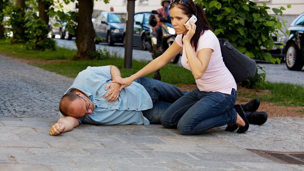 Lämpöhalvausta epäiltäessä tulee soittaa heti hätäkeskukseen. Kuvituskuva.