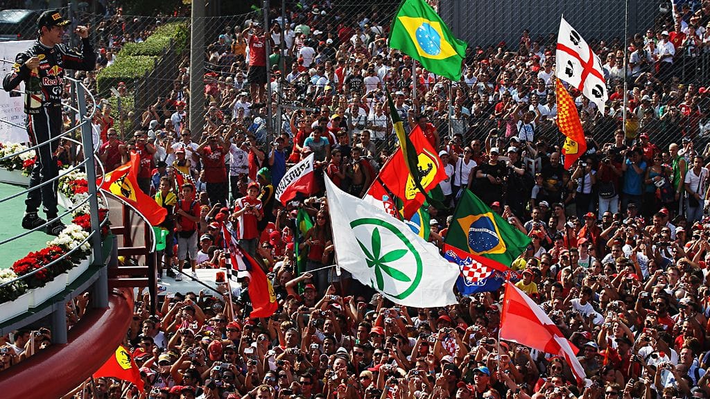 Sebastian Vettel ja Monzan yleisömeri