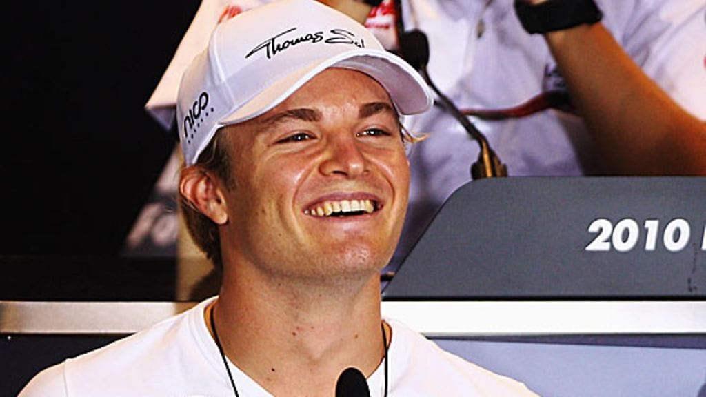 Nico Rosbergilla on hauskaa lehdistötilaisuudessa.