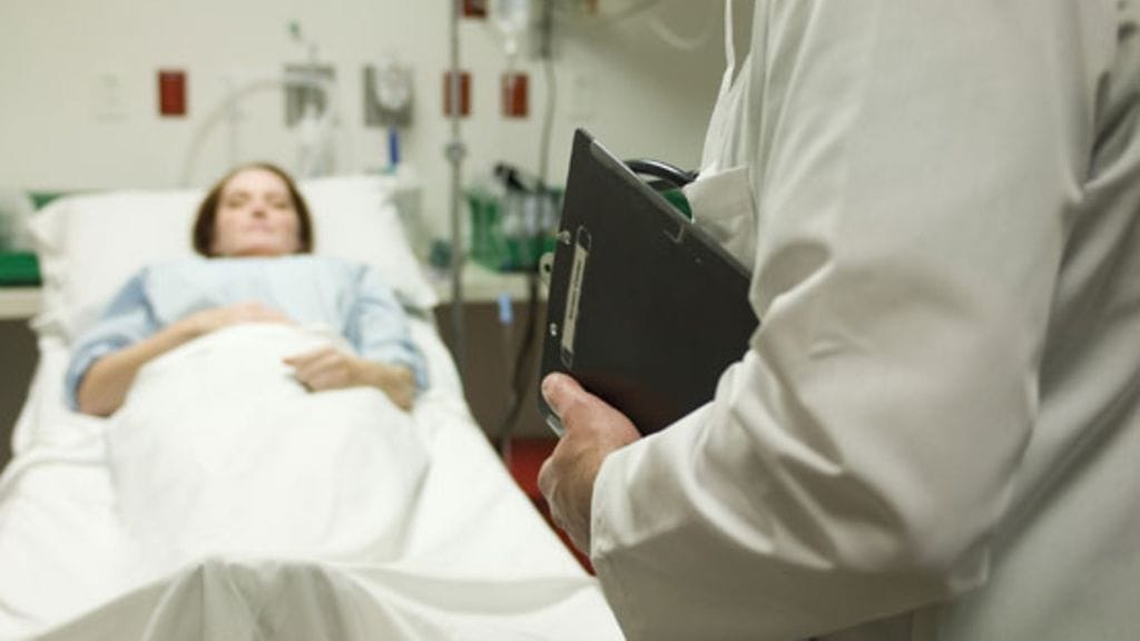 Kohonnut verenpaine kuuluu merkittävimpien ennenaikaisia sairastumisia ja kuolemia aiheuttavan tekijöiden joukkoon. Kuvituskuva.