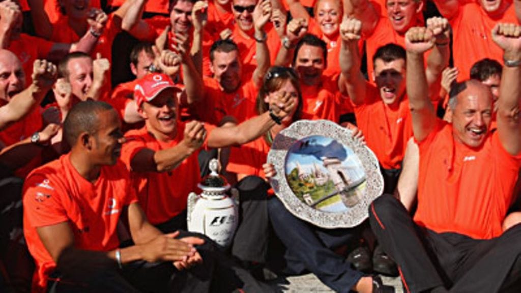 Heikki Kovalainen ja McLaren juhlivat voittoa Unkarissa, Photo: Mark Thompson/Getty Images Sport