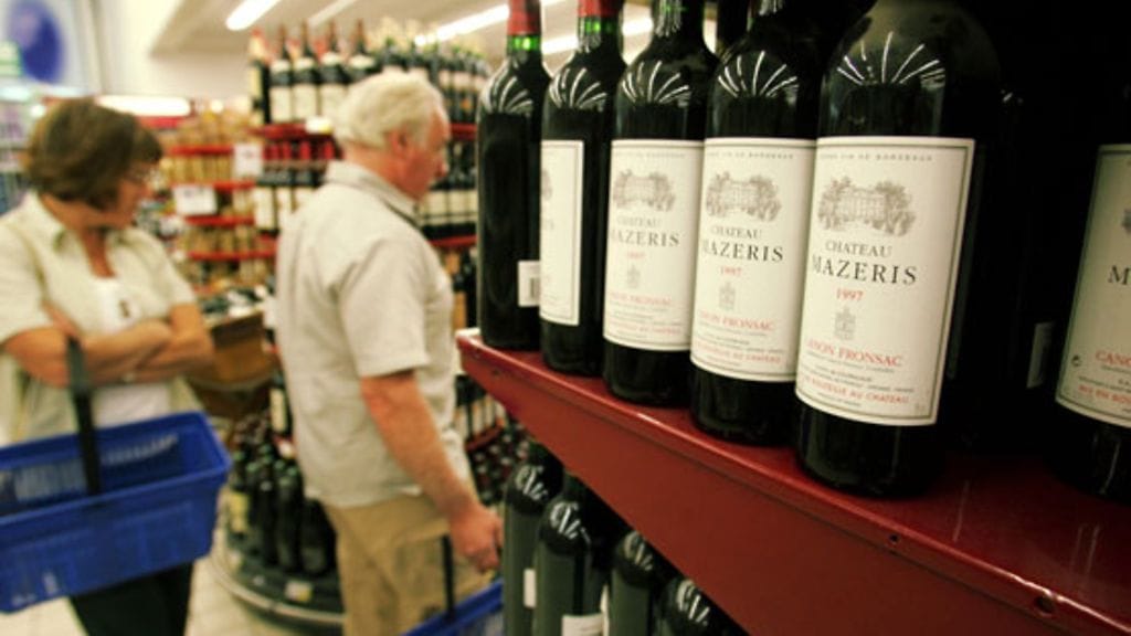 Pariskuntien keskinäinen alkoholinkäyttö on lisääntynyt Suomessa. Kuvan henkilöt eivät liity juttuun.