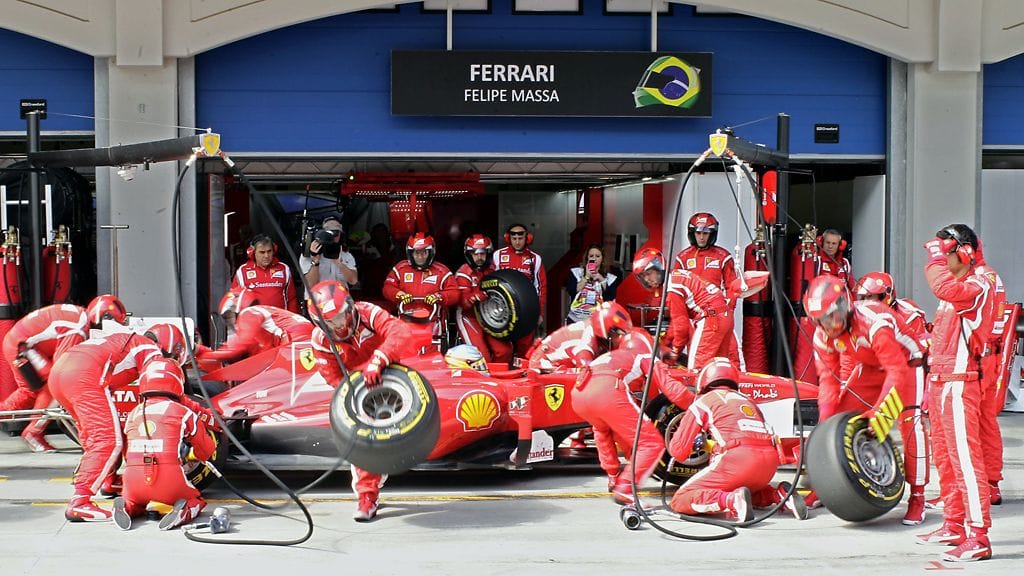 Ferrarin varikkomiehet työssään Turkissa