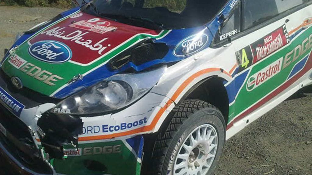 Latvalan auto kärsi vaurioita ulosajossa.