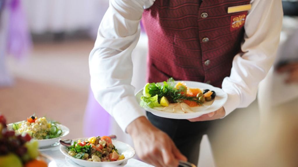 Vuoden Tarjoilija -kilpailun päätuomarin mukaan hyvä tarjoilija on kuin kameleontti, joka muuntautuu asiakkaan tarpeisiin.