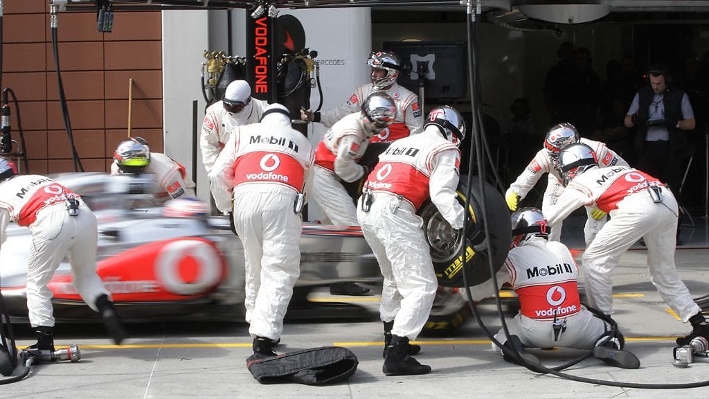 Jenson Button lähtee matkaan varikolta