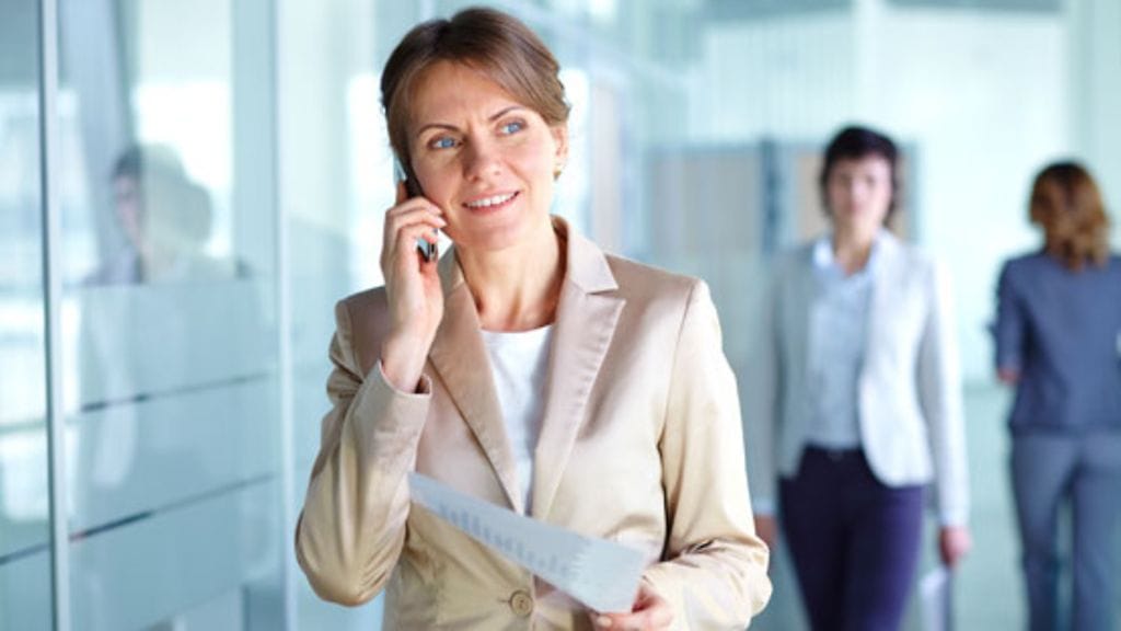 Naisten puheääni on muuttunut matalammaksi. Kuvituskuva.