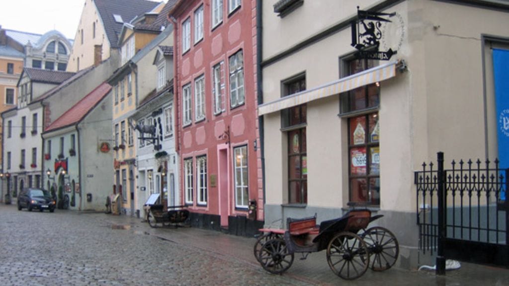 Riian vanhassakaupungissa on kätevä liikkua jalkaisin.