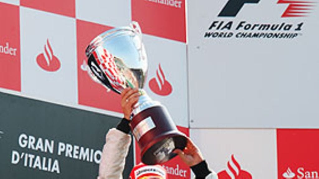 Italian GP:n palkintopalli: Fernando Alonso voittajana, Lewis Hamilton toisena ja Kimi Räikkönen kolmantena, kuva: Mark Thompson/Getty Images