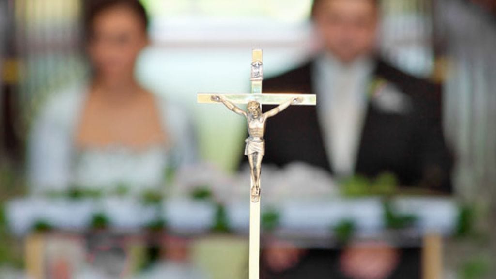 Koska seurakunnissa ei juuri puhuta seksuaalisuudesta, moni uskovainen kokee sen kielletyksi alueeksi.