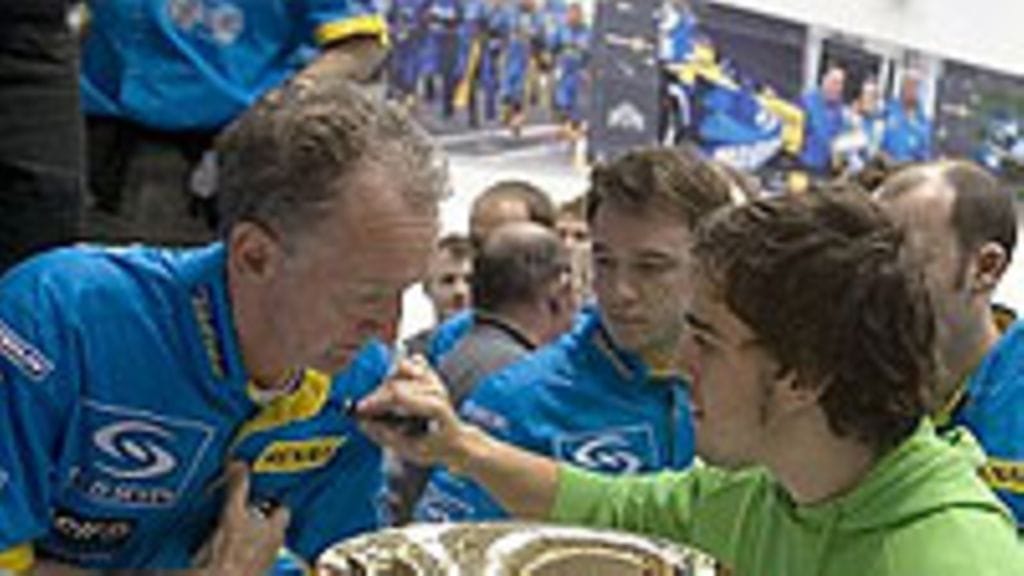 Alonso kirjoittaa nimmaria Renault-työntekijälle, kuva: Glenn Dunbar/LAT Photographic.