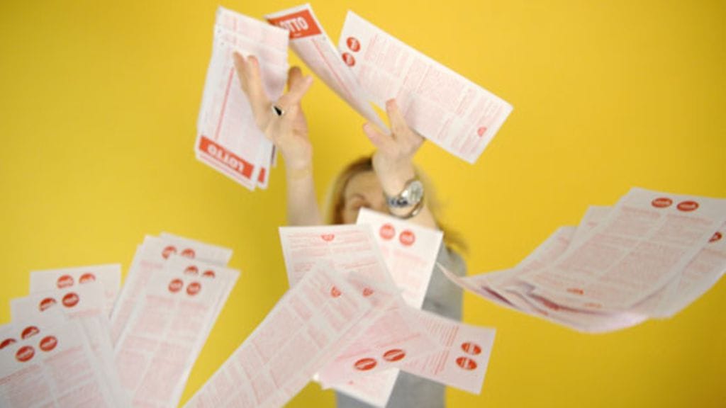 Suomalaiset jäävät töihin ja jatkavat veikkaamista isoista voitoista huolimatta.