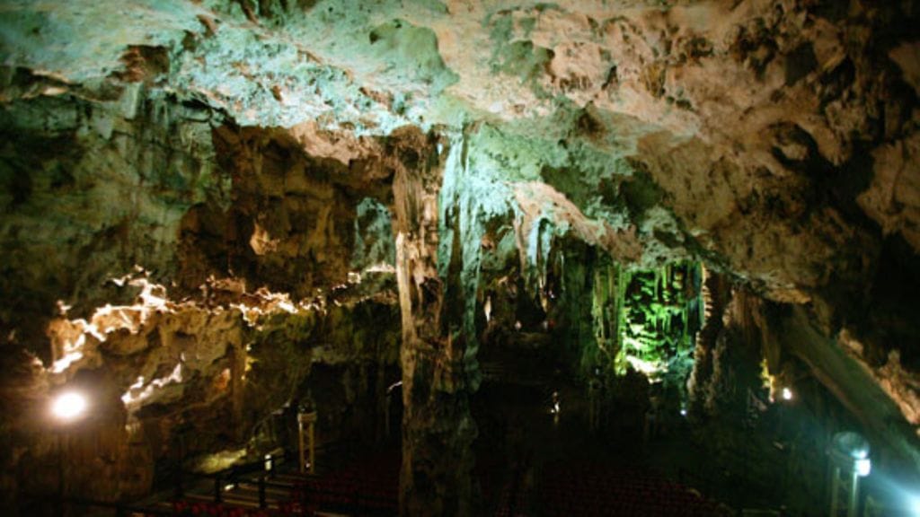 Tippukiviluola Gibraltarin niemellä. Vielä hienompia löytyy Vietnamista.