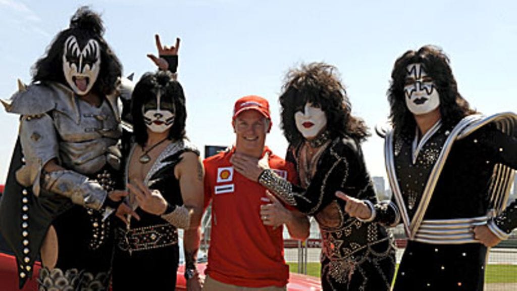 Kimi Räikkönen poseraa Kissin kanssa, kuva: FERRARI HANDOUT/Epa