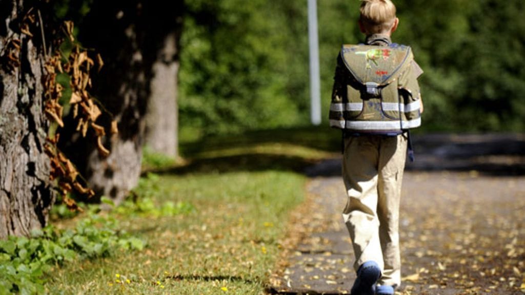 Yhä harvempi suomalaislapsi saa kävellä koulumatkansa yksin. Kuvituskuva.