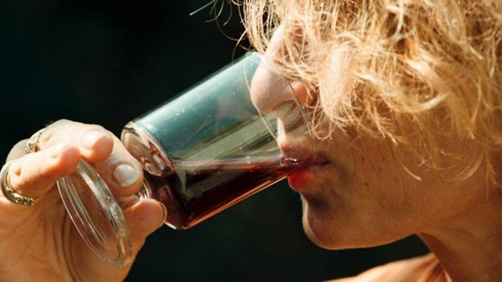 Pitkien kesälomien myötä Riitan ryyppyputket pitenivät. Kuvan henkilö ei liity haastatteluun.