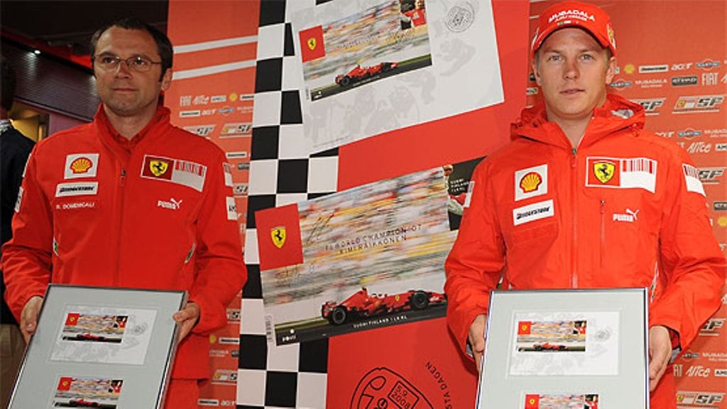 Stefano Domenicali ja Kimi Räikkönen ja Räikkös-postimerkit, kuva: Ferrari